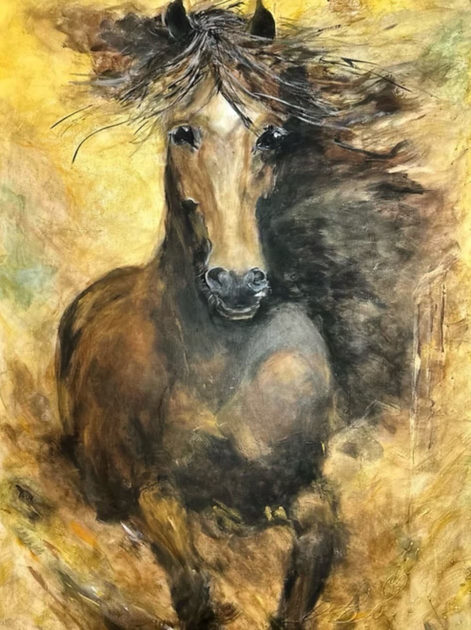 Pintura de Renata de Iudicibus: um cavalo de frente, em marrons e sépia, com a crina em pinceladas escuras que se espalham para a direita sobre um fundo ocre e dourado.