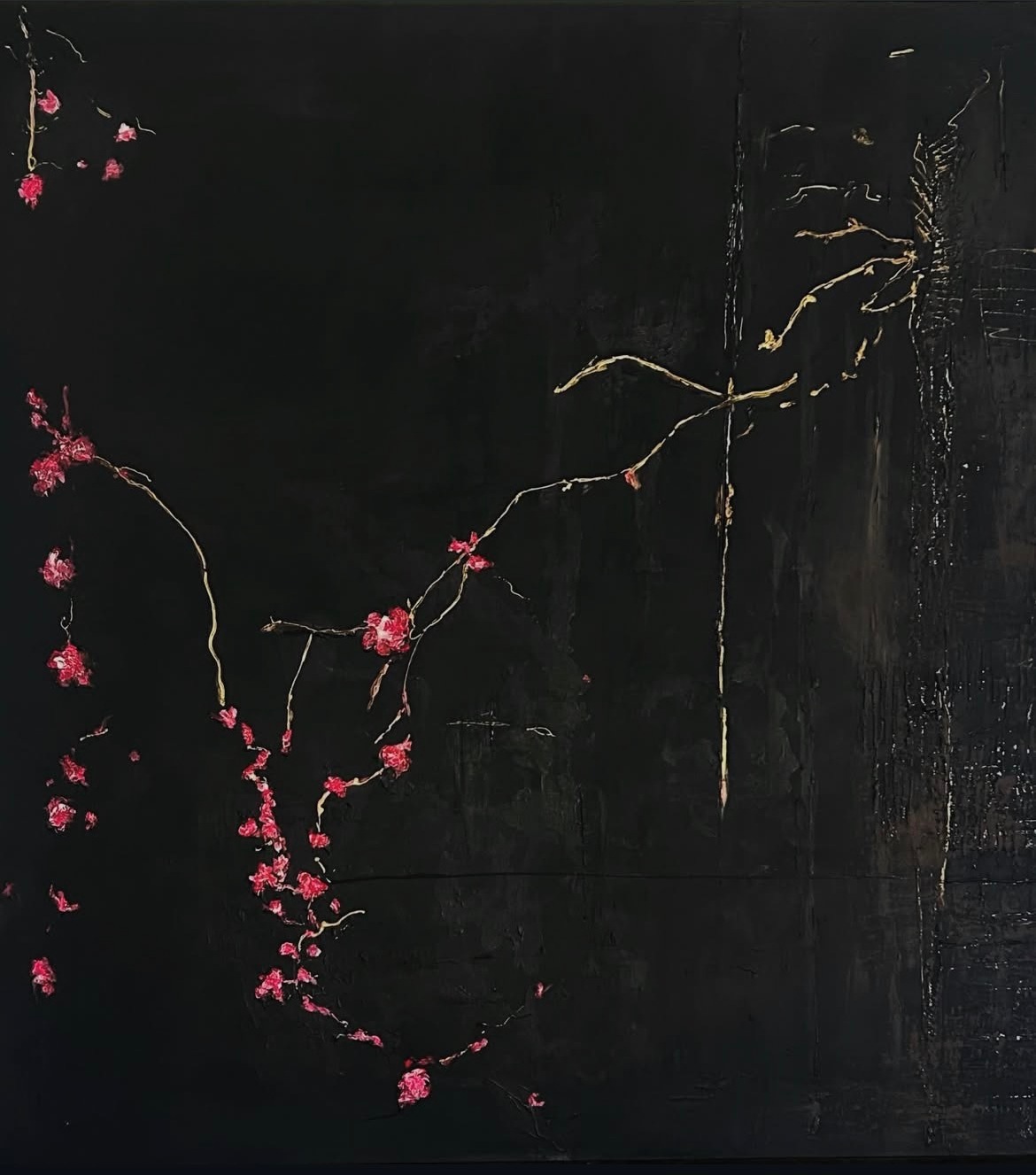Pintura de Renata de Iudicibus: fundo quase preto, galhos finos em dourado e pequenas flores rosadas e vermelhas que descem pela esquerda.