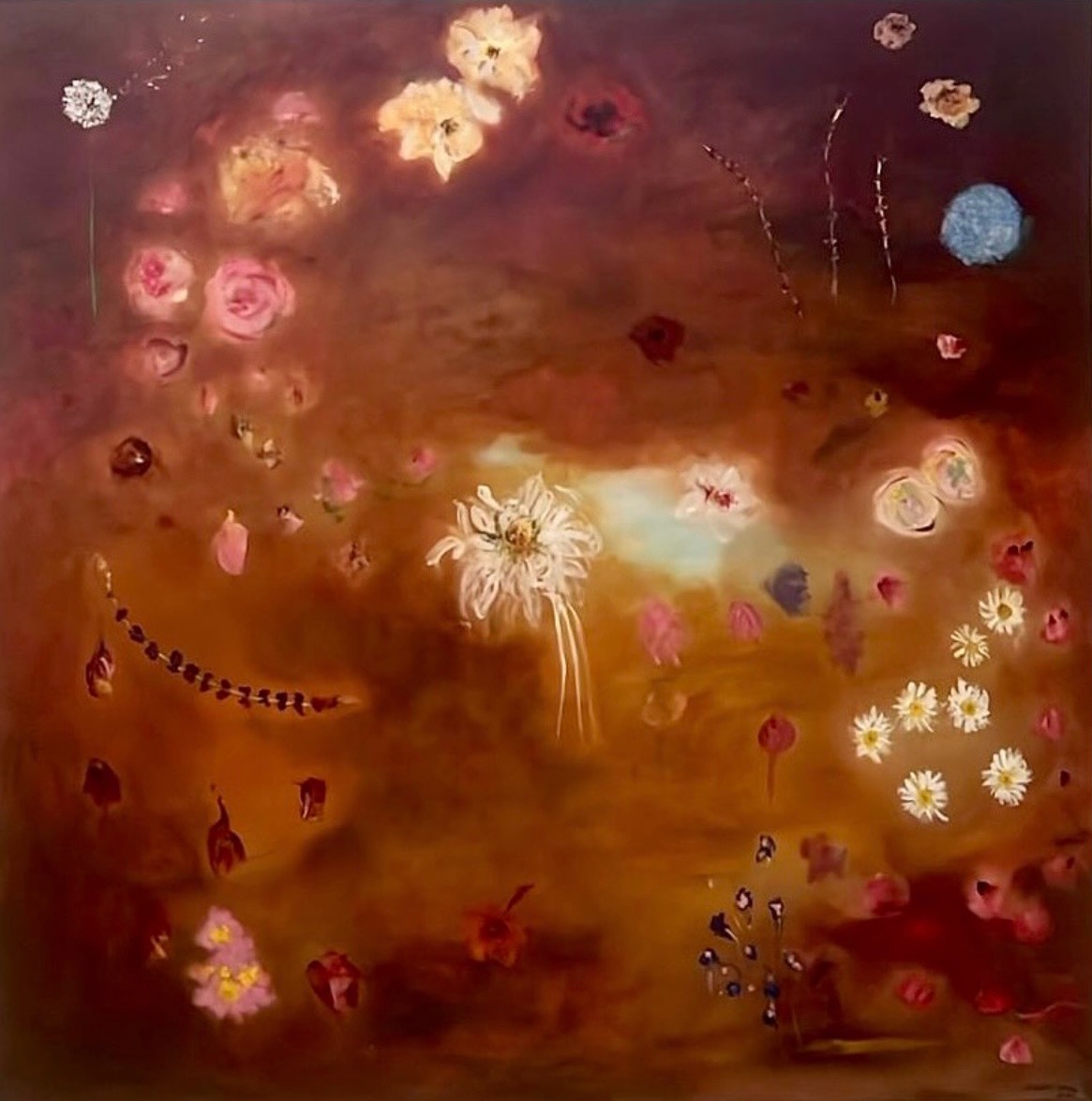 Pintura de Renata de Iudicibus: flores soltas — rosas, margaridas, uma hortênsia azul, botões e pétalas — flutuam sobre um fundo terroso de ocre, vinho e marrom; no centro, uma dália branca de pétalas finas, junto a uma névoa azul-clara.